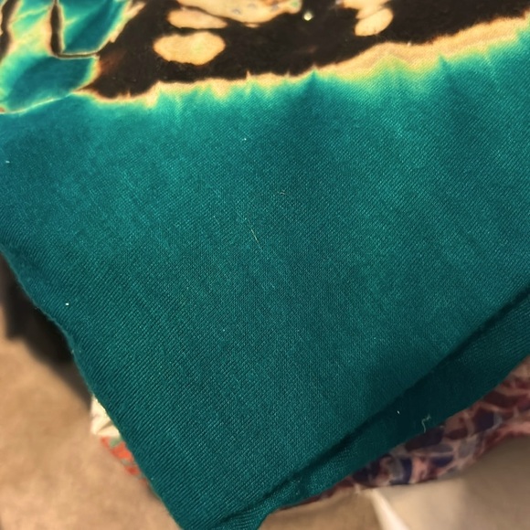 Green, Black and Tan Women's v-neck Top. Sz. XL  Beautiful design - Picture 12 of 12